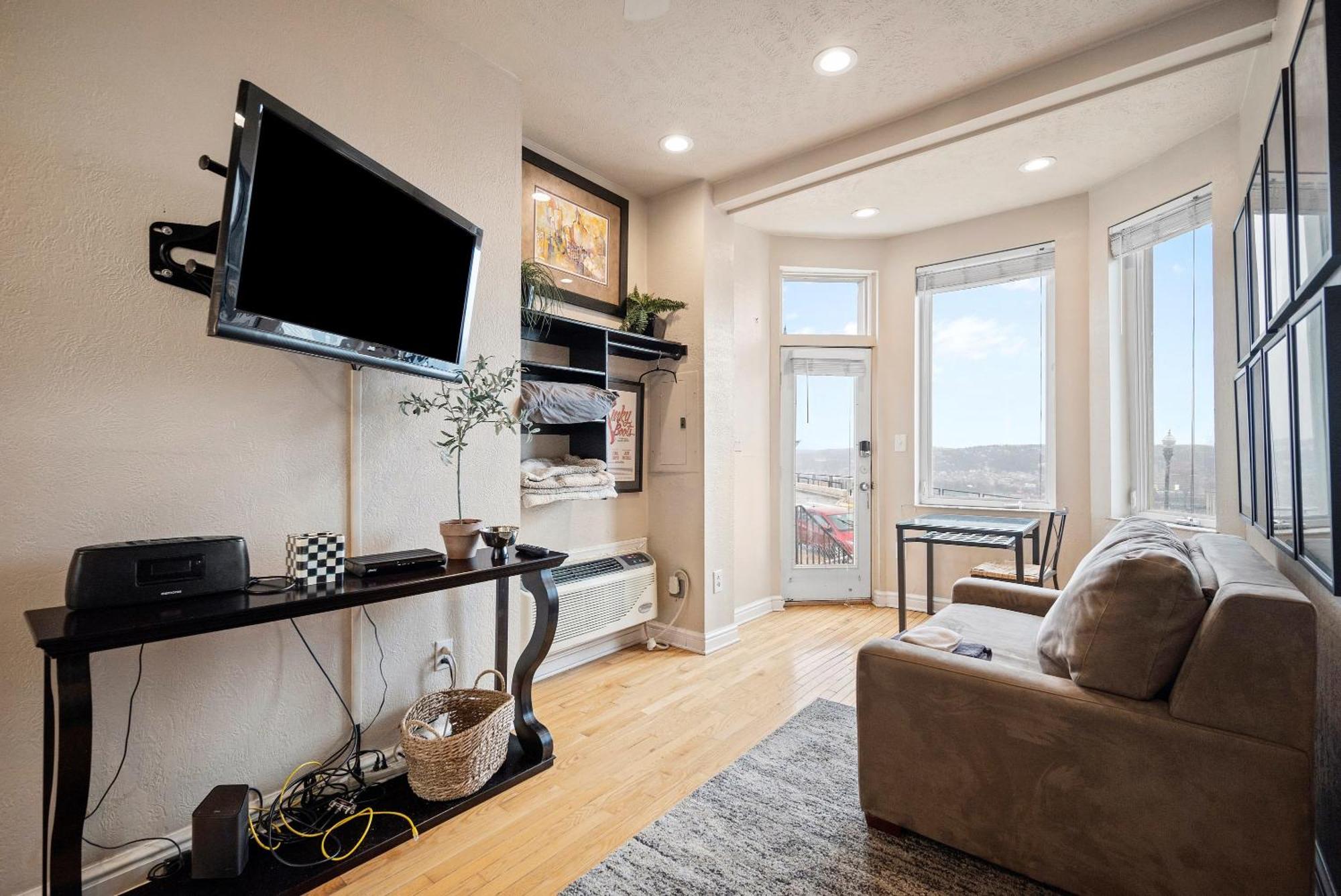 Charming Studio-Panoramic View-Your Pittsburgh Sanctuary Διαμέρισμα Εξωτερικό φωτογραφία